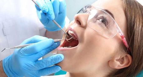 Clínica Dental David Romero mujer en consulta de odontológica